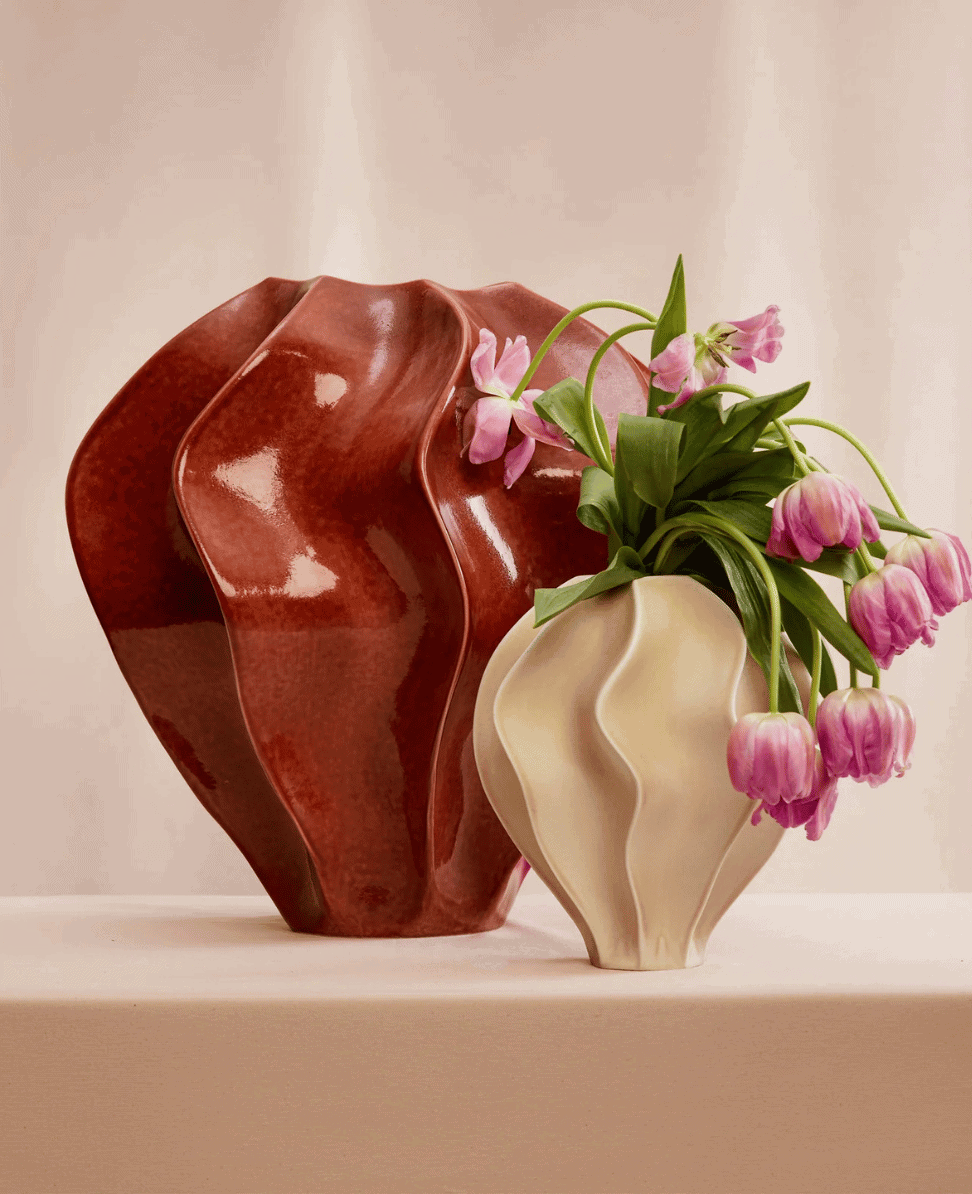 Ceramic vases with pink tulips for home decor, modern flower arrangements, stylish vases for flower display, decorative vessels for flowers, relevance.